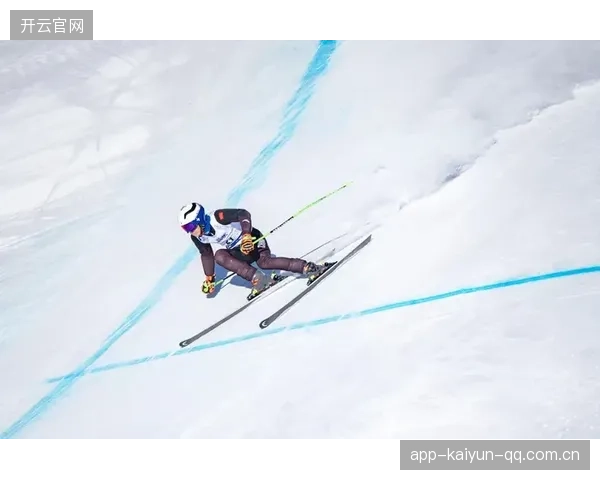 极限冲刺的荣耀瞬间：滑雪越野选手终点前的滑跪庆祝